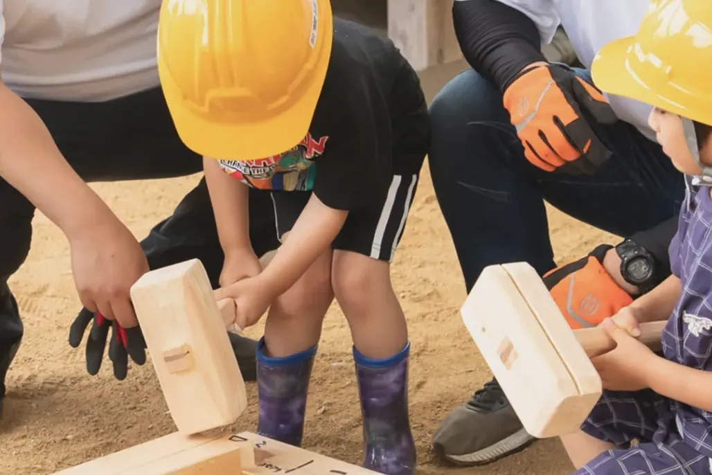 木づちを使って木工体験をする子どもたち